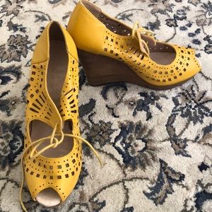 Peep toes yellow gold vintage styled wedge